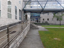 Juzgan a una mujer por increpar a otra extranjera que hac&iacute;a topless en una playa de Santander