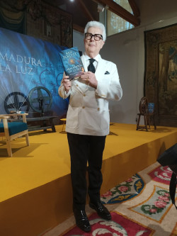Ken Follett lanza `La armadura de la luz` y cierra `Los pilares de la Tierra` "antes de que los dem&aacute;s se aburran"
