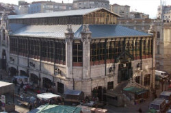 La alcaldesa Gema Igual manda retirar el quiosco de flores anexo al Mercado de la Esperanza