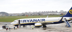 La alcaldesa lamenta la pérdida de rutas de Ryanair en Santander y exige al Gobierno central que actúe