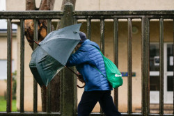 La borrasca Laurence dejar&aacute; este lunes fuertes lluvias en el suroeste peninsular y pone a cinco CCAA en aviso
