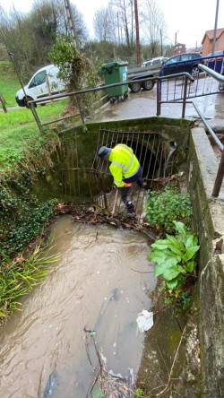 La Brigada de Obras contin&uacute;a con los trabajos de limpieza en el municipio