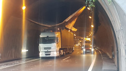 La ca&iacute;da del toldo del techo del t&uacute;nel de la A-8 en Torrelavega obliga a cortar un carril y a limitar la velocidad