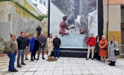 La calle Fernández de Isla de Santander luce un mural fotográfico de Ángel de la Hoz sobre el juego infantil