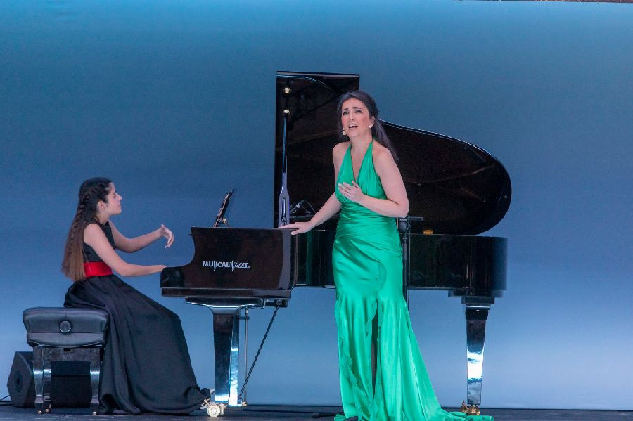 La Carroza del Teatro Real llena de ópera las calles de Santander