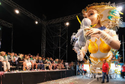 La carroza `Emerger`, del grupo Francis 2, ganadora del concurso del Coso Blanco de Castro