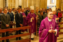La Catedral de Santander llena recuerda al Papa Francisco