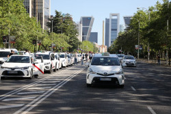 La CNMC desestima una denuncia de los taxistas contra Cabify por los 15 minutos de antelaci&oacute;n