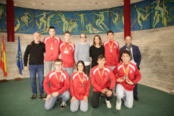 La consejera Eva  Fern&aacute;ndez a la selecci&oacute;n c&aacute;ntabra de cadete por sus medallas en el campeonato nacional de remo