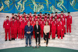 La consejera Eva Fernandez celebra dos medallas de plata de las selecciones c&aacute;ntabras de balonmano cadete e infantil