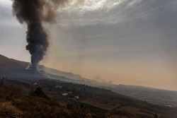 La continuada erupci&oacute;n del volc&aacute;n pone en peligro el turismo invernal por el deterioro de la calidad del aire