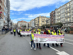 La Coordinadora de Pensionistas se manifiesta en Santander por las cuentas bancarias gratuitas