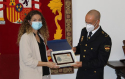 La delegada del Gobierno felicita al agente y regatista Arturo Alonso Tellechea, campe&oacute;n nacional en 49er