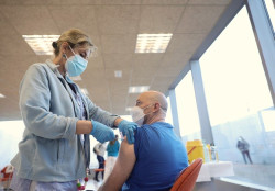 La EMA tiene dudas sobre la necesidad de dar dosis de refuerzo "continuamente" y descartar `gripalizar` el Covid