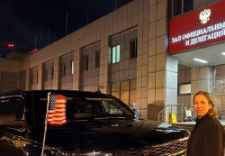 La embajadora de EEUU en Rusia abandona el país en medio de los contactos entre Washington y Moscú