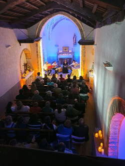 La ermita Santa Eulalia de Avellanedo se llena en el segundo concierto del ciclo `Caminos que nos unen`