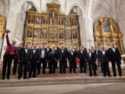 La Federación Cántabra de Coros celebra su reunión anual en la Sala Bretón de Astillero con 90 representantes