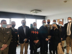 La Federaci&oacute;n C&aacute;ntabra de Vela entrega su metopa a Sasemar por su XXV aniversario