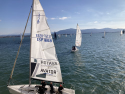 La Federaci&oacute;n C&aacute;ntabra de Vela homenajea a la Polic&iacute;a Nacional con una parada naval en la Bah&iacute;a de Santander
