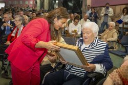 La Fundación Asilo de Torrelavega celebra un acto de homenaje a 53 mayores de 90 años