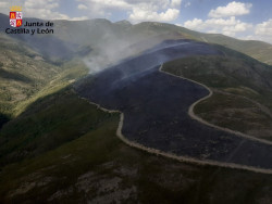 La Guardia Civil desaloja Ig&uuml;e&ntilde;a (Le&oacute;n) evacuando a 100 personas ante el avance del fuego