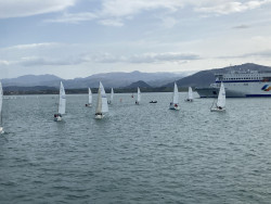 La inestabilidad del viento complic&oacute; la tirada del J80 santanderino.