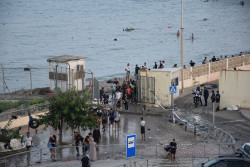 La invasi&oacute;n de  Ceuta por j&oacute;venes marroqu&iacute;es  contin&uacute;a a primera hora de la ma&ntilde;ana
