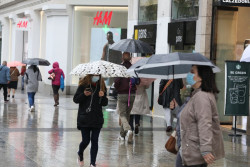 La lluvia activa hoy los avisos en Barcelona y Tarragona, mientras las temperaturas suben en el interior del pa&iacute;s