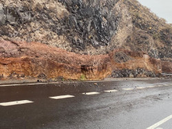La lluvia obliga al cierre de carreteras y el 112 Canarias insiste en la petici&oacute;n de evitar desplazamientos