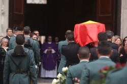La madre de un agente fallecido en Barbate critica falta de medios: "Lo montaron en un flotador contra una narcolancha"