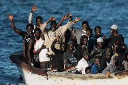 La migraci&oacute;n irregular en Espa&ntilde;a sube un 82% en 2023, con 56.852 llegadas y r&eacute;cord absoluto en Canarias, con casi 40.000