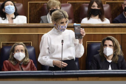 La ministra comunista Yolanda D&iacute;az espera que Feij&oacute;o les firme todas las propuestas incluido el presunto decreto anticresis que no sirve para nada