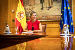 La ministra comunista Yolanda D&iacute;az urge a regularizar 500.000 migrantes irregulares y mantenerlos a costa de las CCAA