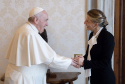 la ministra comunista  Yolanda D&iacute;az viaja en un avi&oacute;n del Ej&eacute;rcito para ver al Papa por ser "agenda oficial"