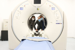 La ministra de Sanidad,Darias, visita el nuevo equipo adquirido en el marco del Plan INVEAT y en funcionamiento desde octubre en el Hospital Tres Mares de Reinosa