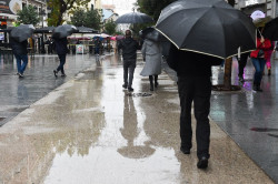 La mitad de Espa&ntilde;a estar&aacute; hoy en aviso por lluvias, tormentas y olas