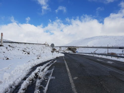 La nieve afecta a 62 carreteras y puertos de monta&ntilde;a, entre ellas la A-67 en Valdeolea