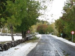 La nieve cierra los puertos de Estacas de Trueba y Lunada y obliga a usar cadenas en San Glorio