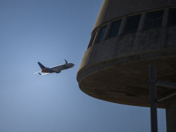 La operatividad del Aeropuerto de Barcelona, alterada por la lluvia y el ciberataque europeo