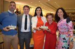 La Peña Campurriana de Santander entrega su Pantortilla de Oro a la presidenta de honor de Galletas Gullón