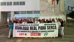 La plantilla del SERCA se moviliza en las fiestas de Torrelavega para reclamar su adhesión al convenio municipal