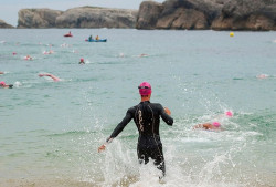 La playa de San Juan de la Canal acoge la VIII Traves&iacute;a Popular a Nado
