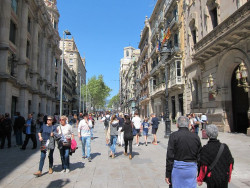 La poblaci&oacute;n de Espa&ntilde;a sigue creciendo mediante los inmigrantes mientras los espa&ntilde;oles buscan trabajo en otros pa&iacute;ses 