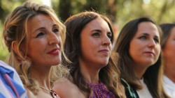 La podemita Irene Montero da "portazo" a la gallega y comunista Yolanda Díaz.   Carlos Magdalena