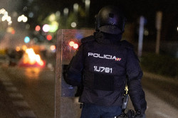 La Polic&iacute;a desaloja a los manifestantes que acampaban frente al Congreso contra la amnist&iacute;a