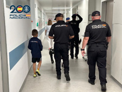 La Polic&iacute;a Nacional realiza una exhibici&oacute;n de medios para los m&aacute;s peque&ntilde;os en el Hospital de Valdecilla