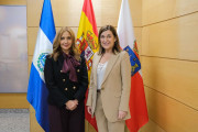 La presidenta de Cantabria recibe a la embajadora de El Salvador