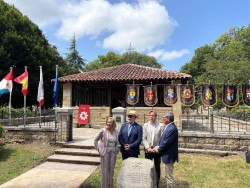 La presidenta del Parlamento entrega la bandera de Cantabria al alcalde de Reoc&iacute;n
