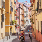 La realidad pol&iacute;tica espa&ntilde;ola va por barrios.     &copy;Mariano Cabrero B&aacute;rcena es escritor