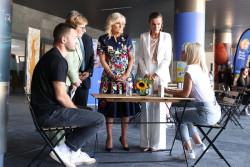 La reina Letizia y Jill Biden conversan con familias acogidas en su visita al centro de refugiados de Pozuelo (Madrid)